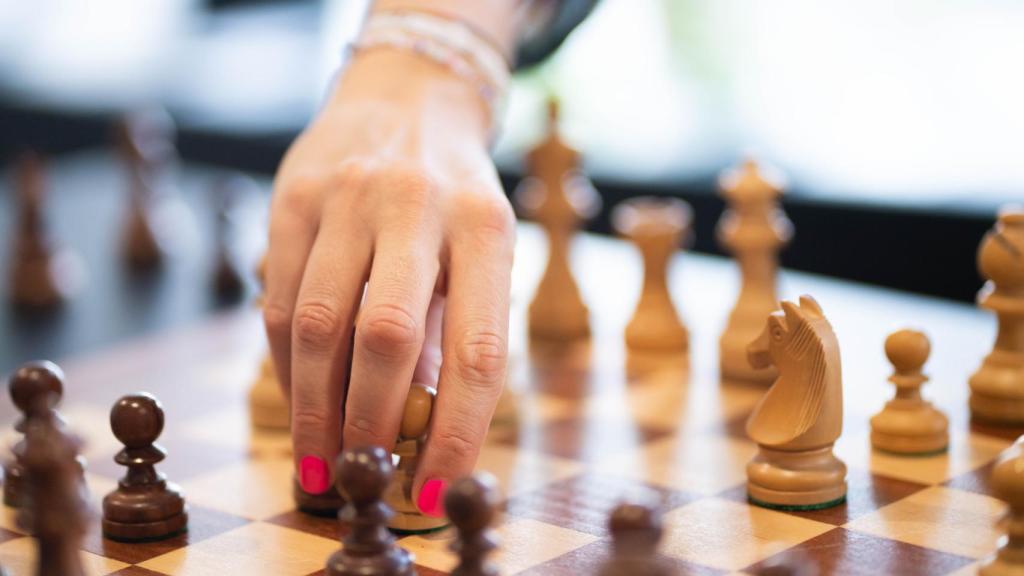 María Rodrigo mueve un peón.