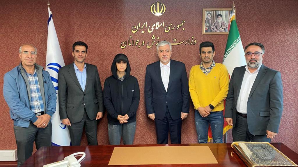 El ministro iraní de Juventud y Deportes se reúne con la escaladora Elnaz Rekabi en Teherán.