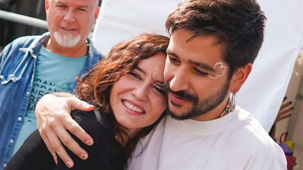 Isabel Díaz Ayuso y Camilo durante el concierto del artista colombiano el Día de la Hispanidad.