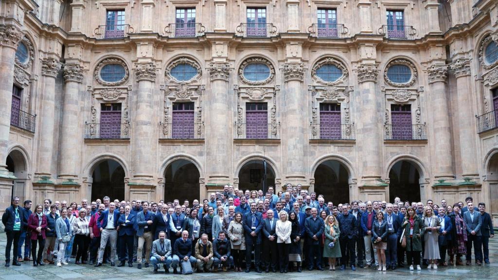 Foto de grupo en el  Patio Barroco de la Upsa