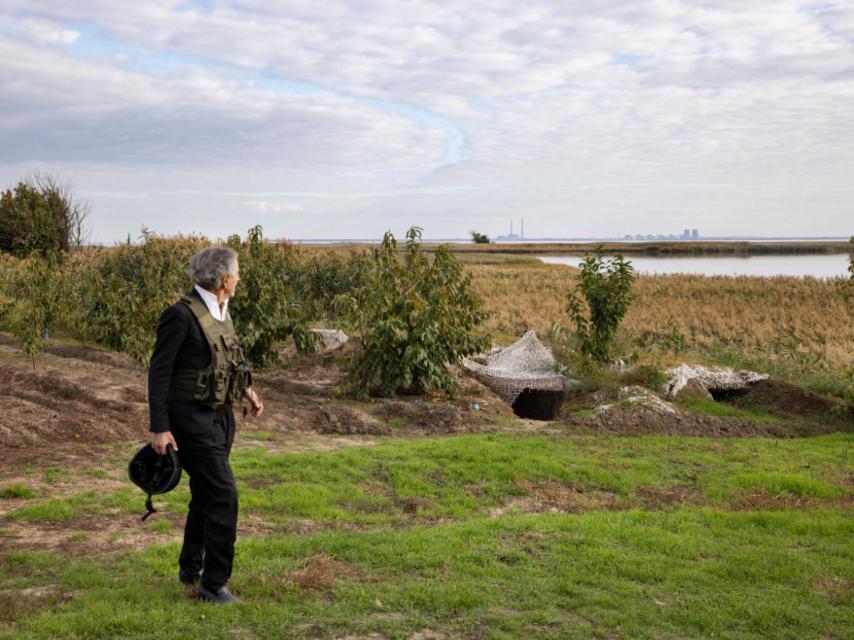 BHL con la central de Zaporiyia al fondo. Foto: Marc Roussel