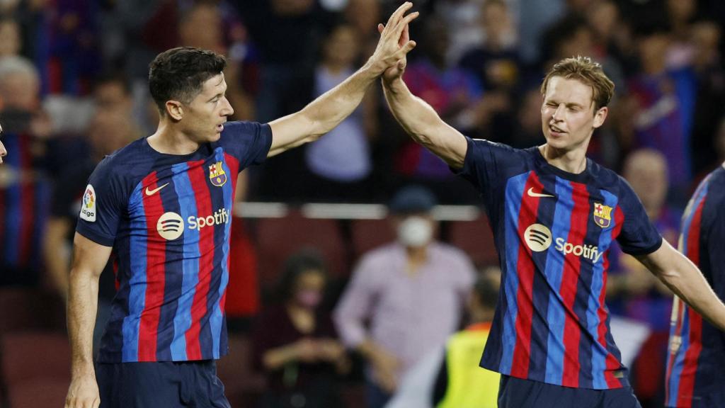Lewandowski y De Jong celebran uno de los goles.