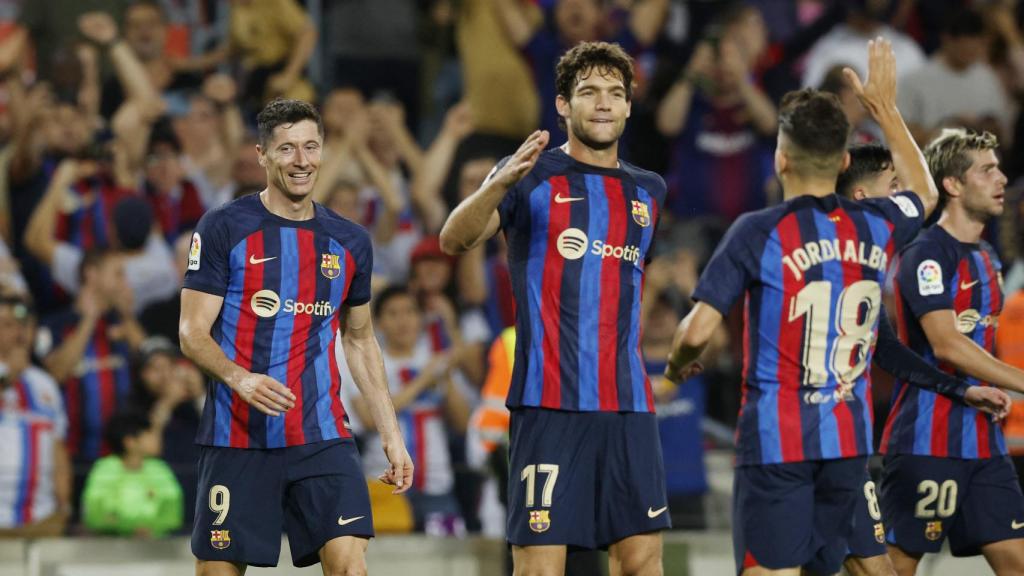 Marcos Alonso corre a felicitar a Jordi Alba