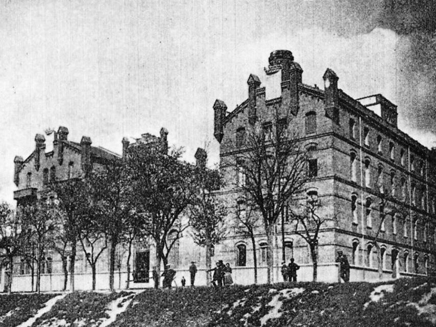 Imagen de la central térmica de la Electra Popular Vallisoletana, en el Paseo de Isabel la Católica, en 1911.