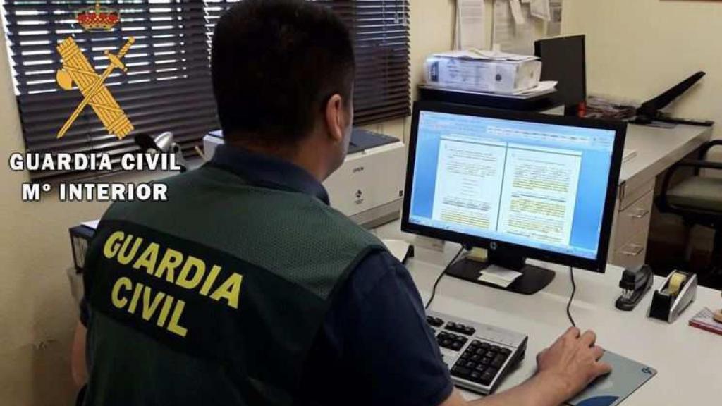 Un agente de la Guardia Civil investiga un caso en una imagen de archivo.