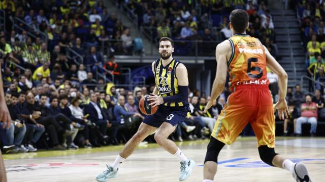 Un lance del partido entre el Fenerbahçe y el Valencia.