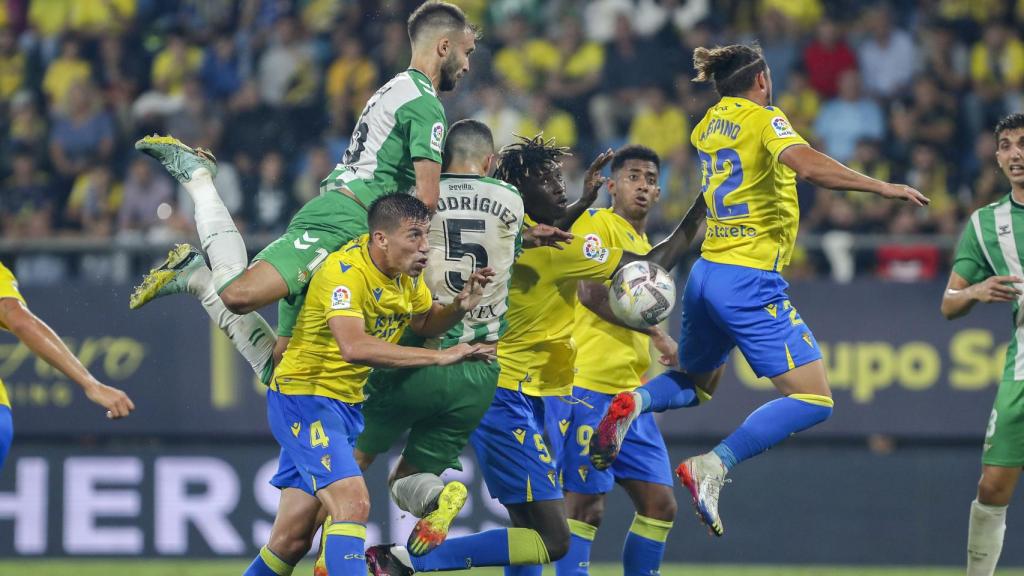Jugadores de Betis y Cádiz pelean por un balón aéreo
