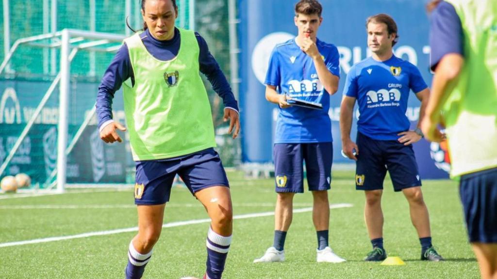 Entrenadores del Famalicao observan un entrenamiento de sus jugadoras