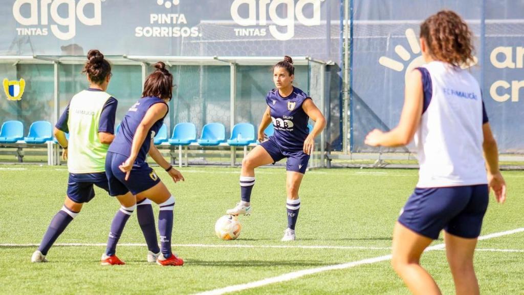 Las jugadoras del Famalicao se ejercitan durante un entrenamiento