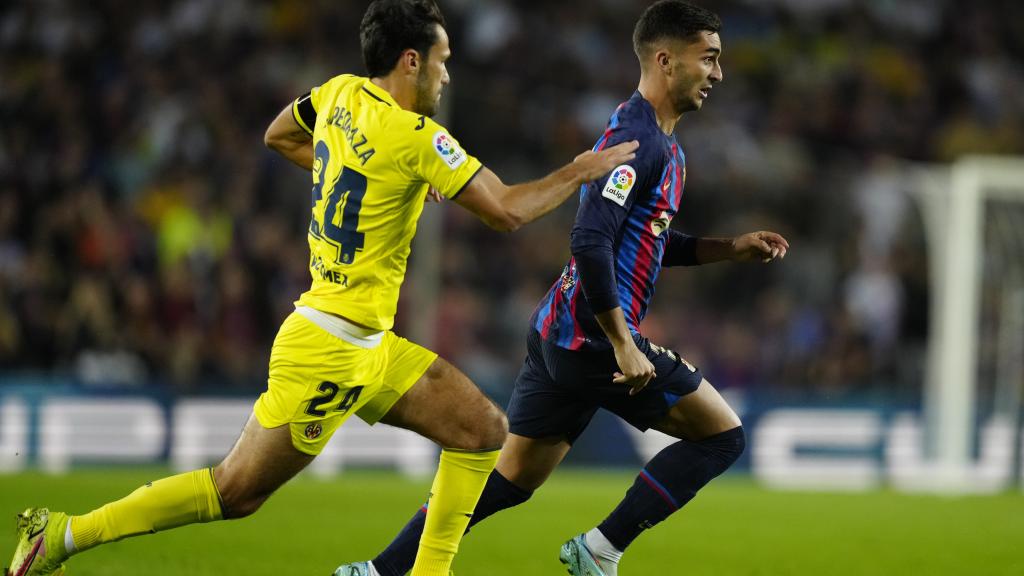 Ferran Torres se marcha de la presión de Pedraza