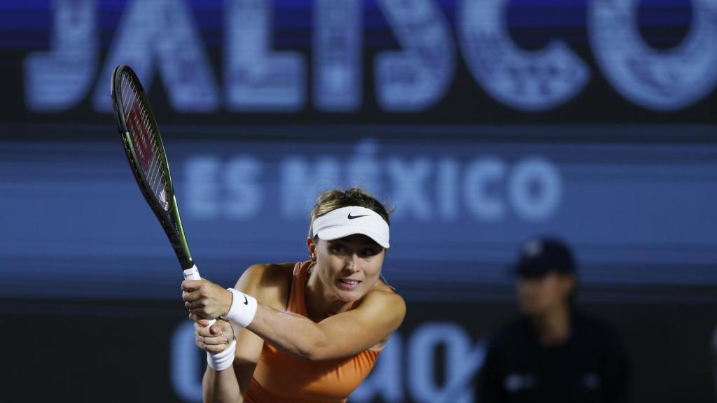 Paula Badosa ejecuta un revés a dos manos en el Master 1000 de Guadalajara 2022