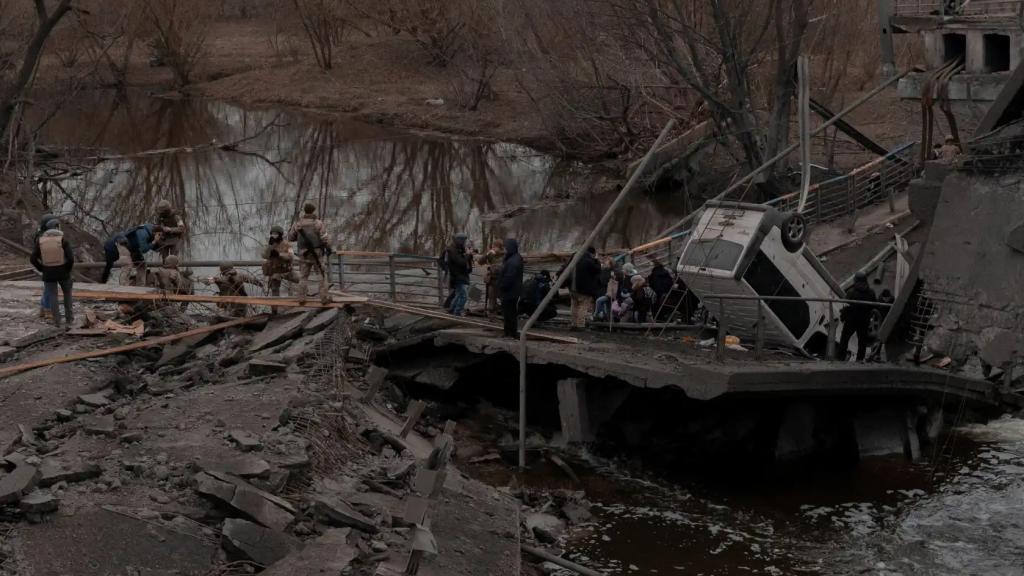 Un grupo de civiles huye de la ciudad de Irpin, en la región de Kiev. Foto: Jedrzej Nowicki (Reuters)