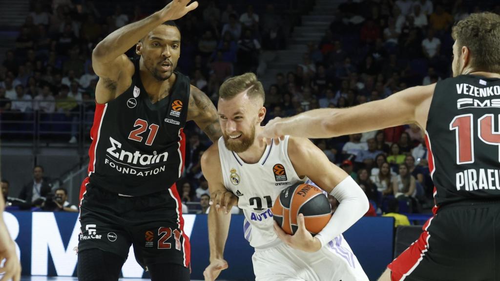 Dzanan Musa intenta un ataque frente a la defensa de Olympiacos