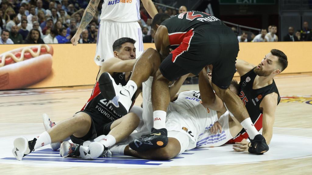 Pelea por un rebote en el Real Madrid - Olympiacos de Euroliga