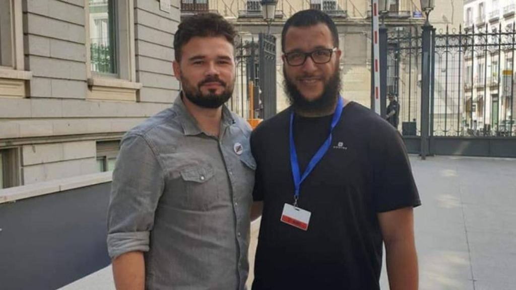 El líder islámico, junto a Gabriel Rufián en el Congreso de los Diputados.