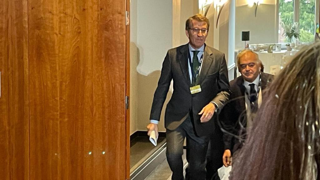 Alberto Núñez Feijóo, junto a Esteban González Pons, en la cumbre del Partido popular Europeo de Bruselas.