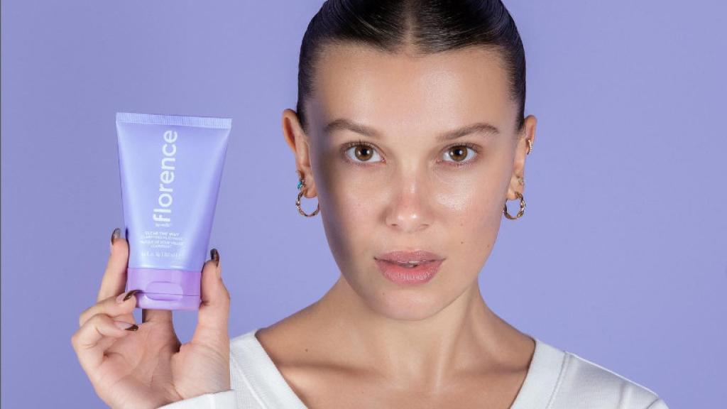Millie Bobby Brown mostrando un producto de su nueva marca.