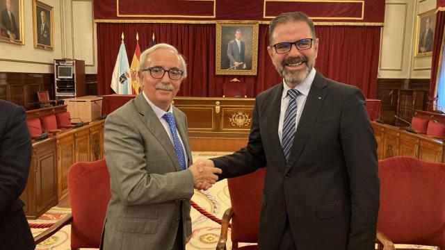 Criado y Mato estrechan manos tras rubricar el acuerdo