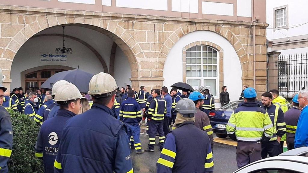 Empleados durante la movilización esta mañana