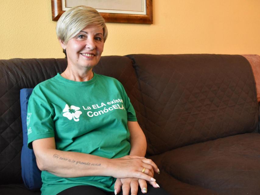 Yolanda en el sofá de su casa