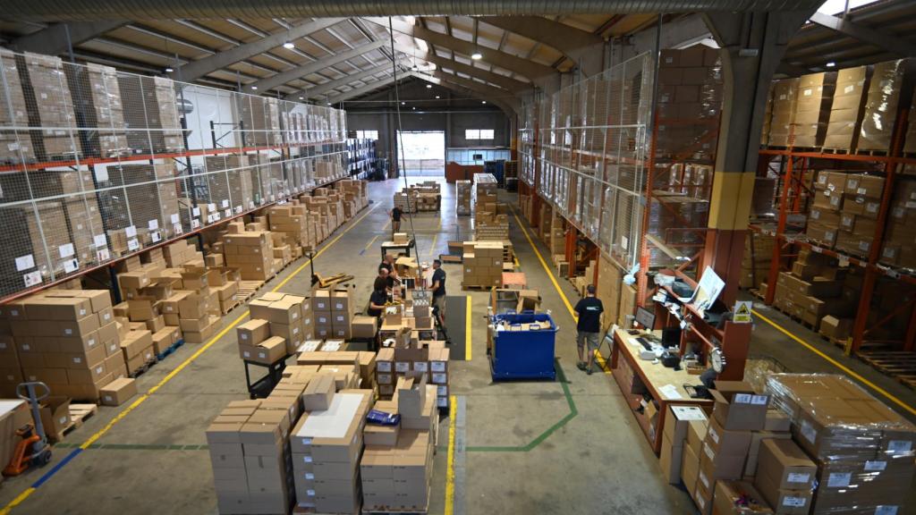 Imagen de la zona de almacenaje de la fábrica de Fleshlight en Dos Hermanas (Sevilla).