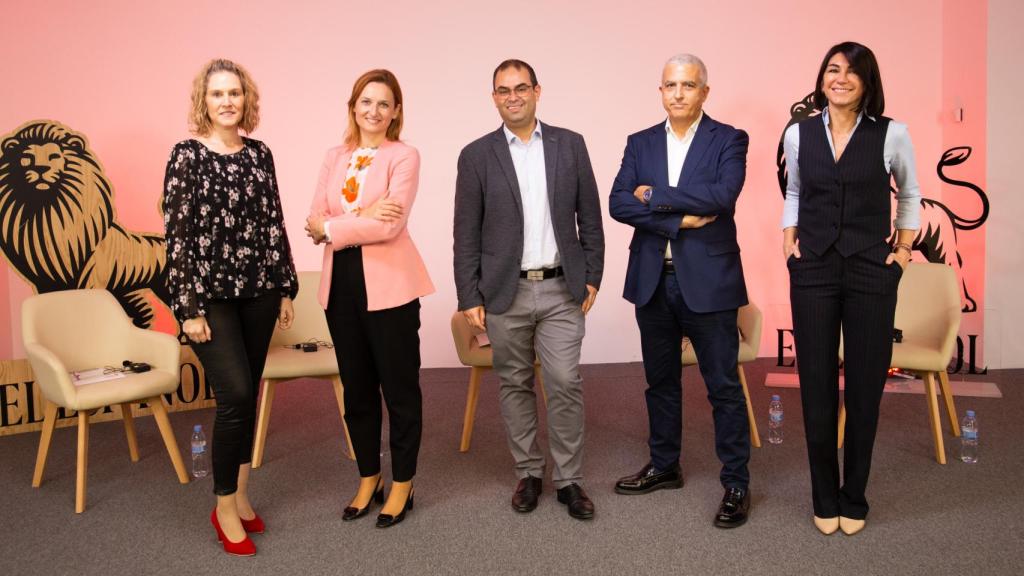Sara Molero (CEIM), Cristina Martinez (Vodafone España), Alfonso Muñoz (Invertia), Luis Prieto (Red.es), Valle del Aguila (Microsoft España) durante su participación en el encuentro 'Kit Digital:  Nuevos modelos de trabajo y de oficinas. La atracción de talento”, organizado por EL ESPAÑOL – Invertia junto con Vodafone,