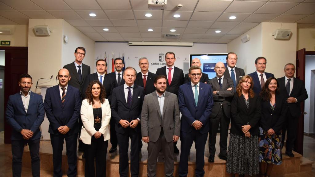 Foto de familia tras la firma de los convenios.