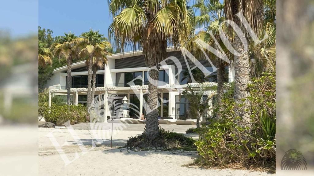 Entrada privada a la villa en la isla de Nurai donde vive el rey emérito Juan Carlos.