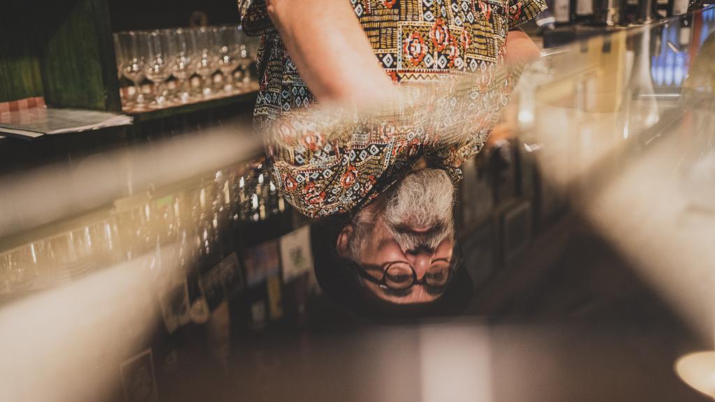 El reflejo de Quique Rivero sobre la barra de su local