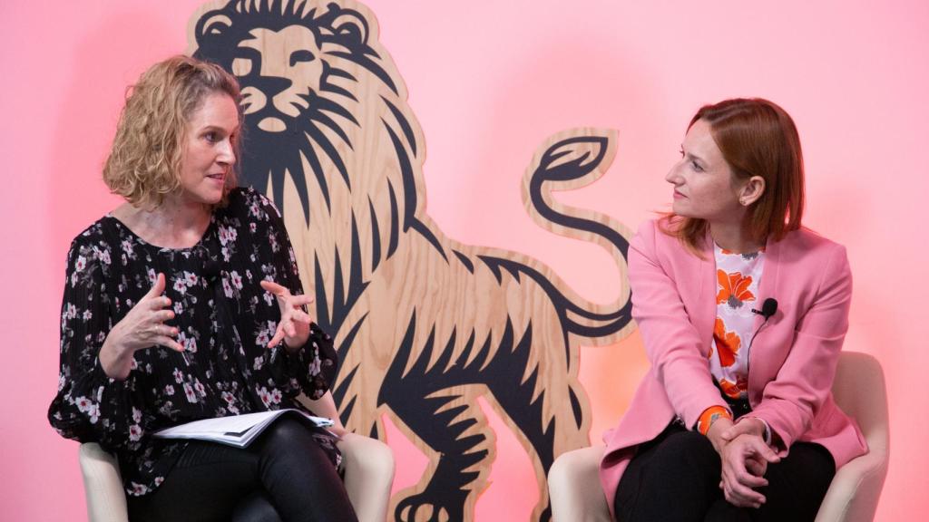 Sara Molero (CEIM) y Cristina Martinez (Vodafone España), durante su participación en el encuentro 'Kit Digital:  Nuevos modelos de trabajo y de oficinas. La atracción de talento”, organizado por EL ESPAÑOL – Invertia junto con Vodafone,