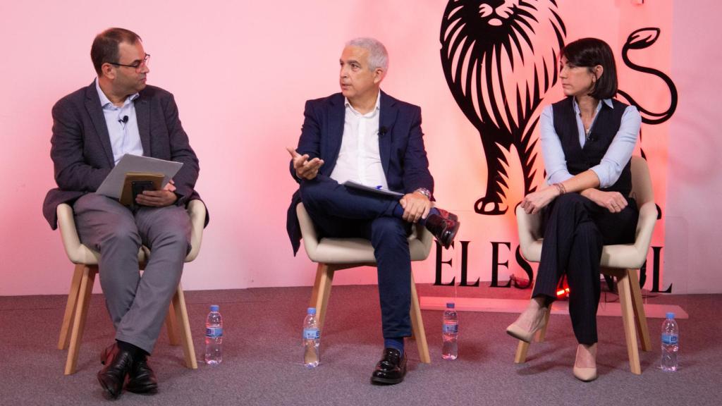 Alfonso Muñoz (Invertia), Luis Prieto (Red.es), Valle del Aguila (Microsoft España) durante su participación en el encuentro 'Kit Digital:  Nuevos modelos de trabajo y de oficinas. La atracción de talento”, organizado por EL ESPAÑOL – Invertia junto con Vodafone,