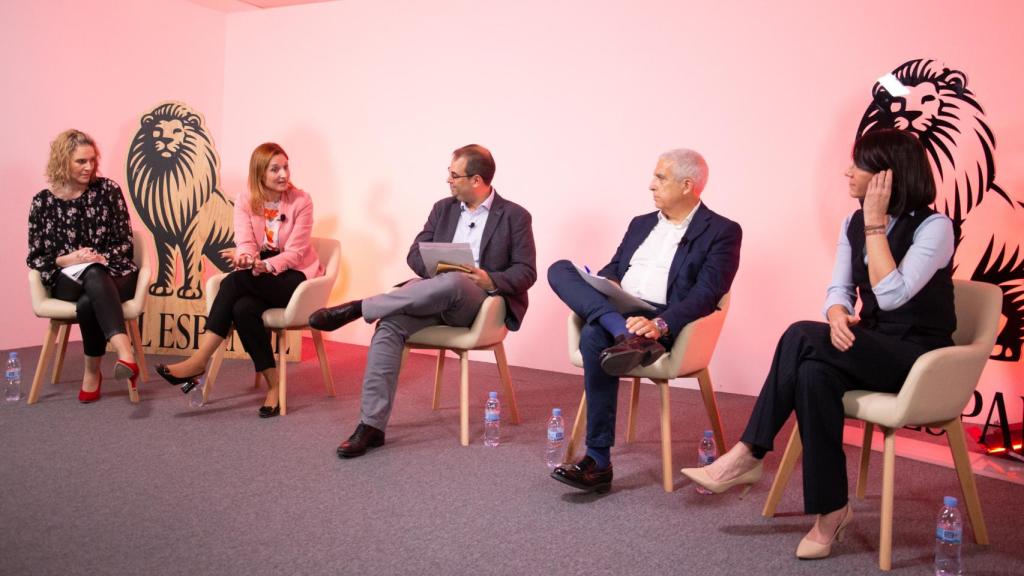 Sara Molero (CEIM), Cristina Martinez (Vodafone España), Alfonso Muñoz (Invertia), Luis Prieto (Red.es), Valle del Aguila (Microsoft España) durante su participación en el encuentro 'Kit Digital:  Nuevos modelos de trabajo y de oficinas. La atracción de talento”, organizado por EL ESPAÑOL – Invertia junto con Vodafone,