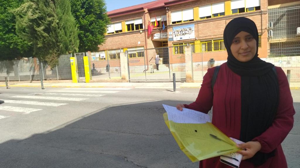Aziza, este lunes, recogiendo firmas en el Colegio Fontes de Torre Pacheco para presentar una queja a la Consejería de Educación por las carencias en la implantación de la Enseñanza Religiosa Islámica.