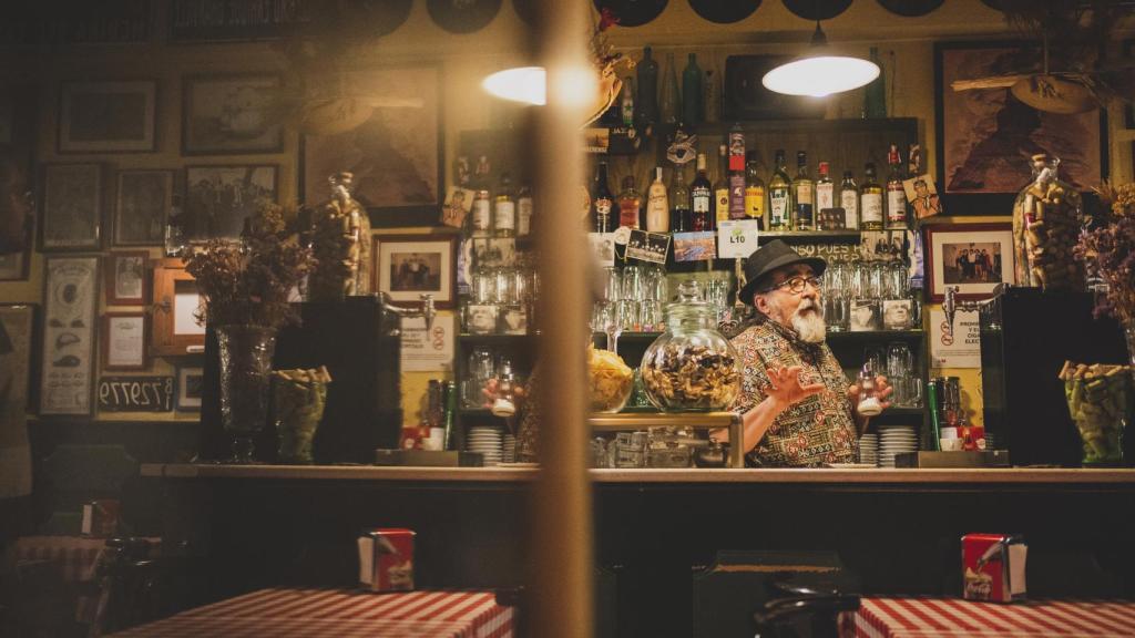 Quique Rivero, el pizzero más famoso de Aluche, charla tras su barra en Pizzería Novecento