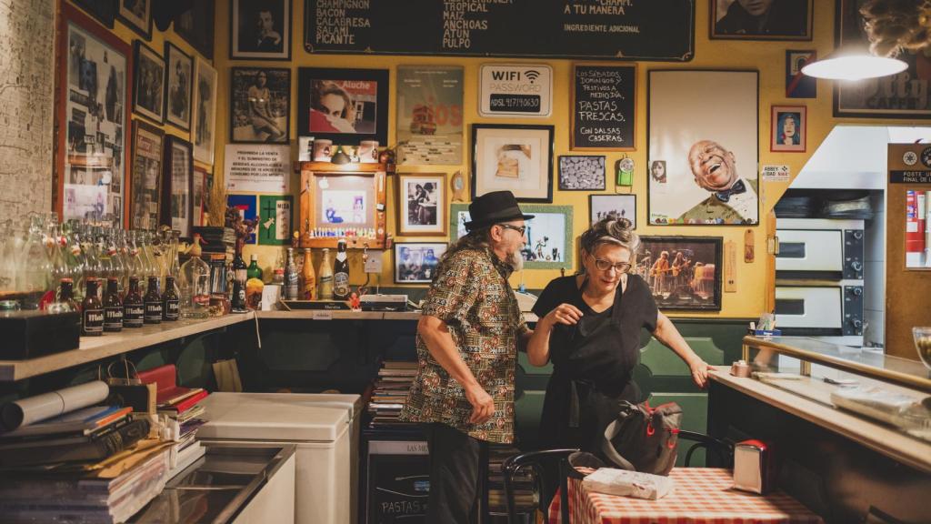 Quique Rivero y su esposa, Adela Vera, atienden a los comensales de Novecento