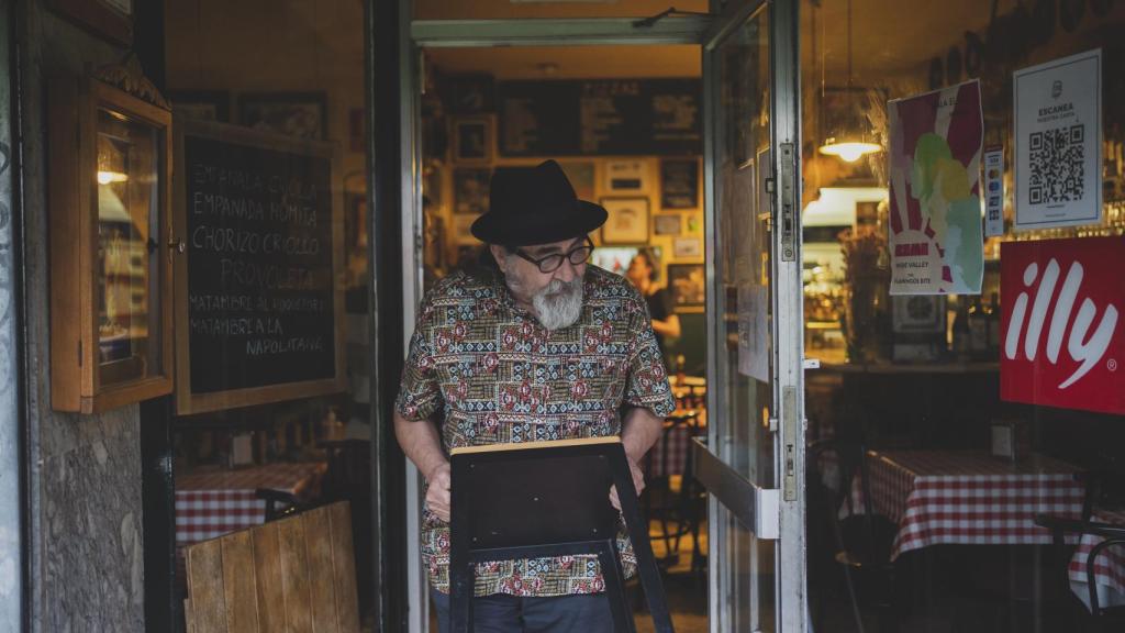 Rivero monta las pequeñas mesas de exterior de Novecento