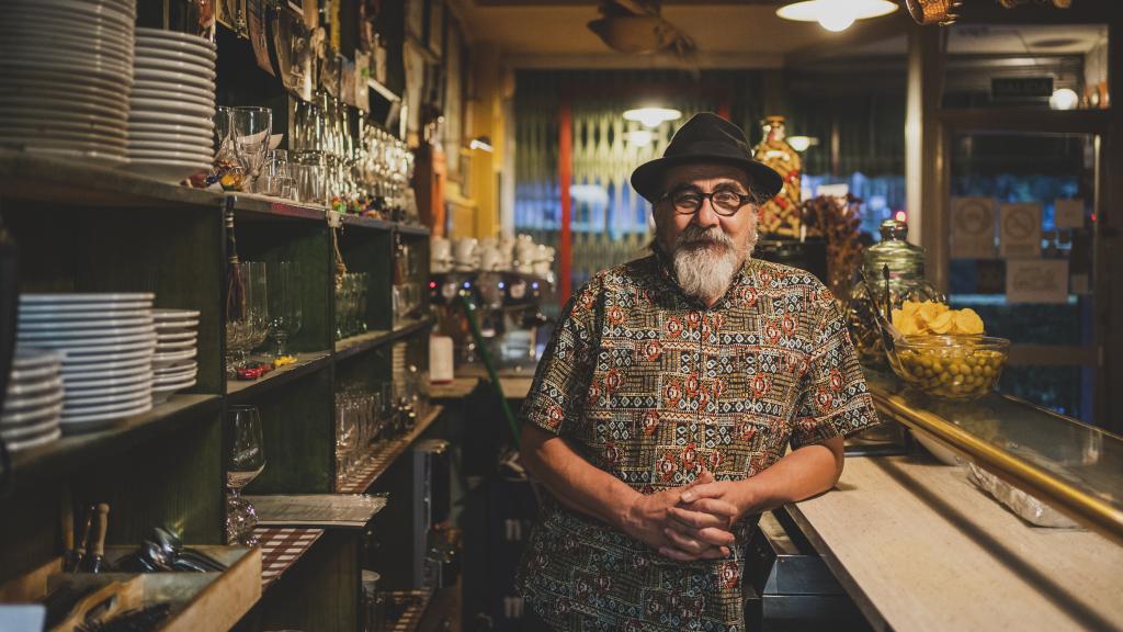 Quique Rivero en su local en calle Camarena, Aluche