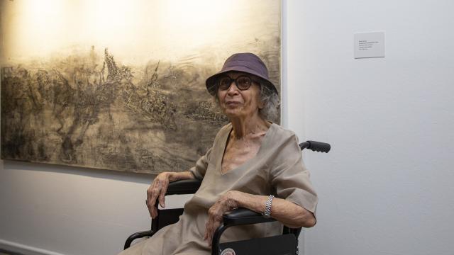 Elda Cerrato junto a una de sus obras, al recibir el Premio Nacional a la Trayectoria artística 2019 en Argentina. Foto: Ministerio de Cultura de la Nación Argentina