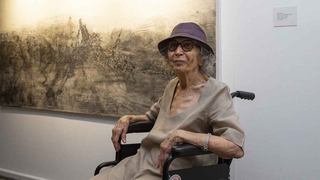 Elda Cerrato junto a una de sus obras, al recibir el Premio Nacional a la Trayectoria artística 2019 en Argentina. Foto: Ministerio de Cultura de la Nación Argentina