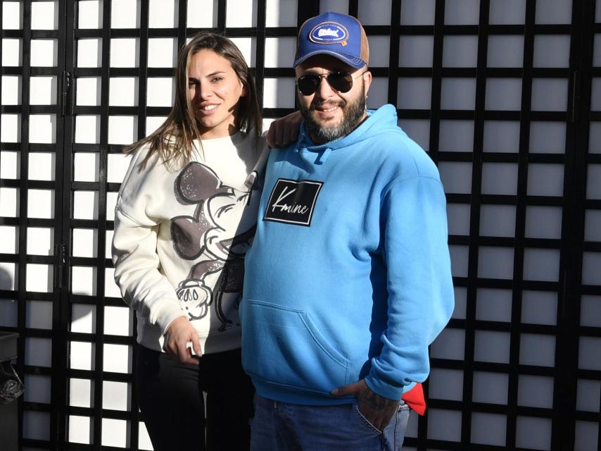 Irene Rosales y Kiko Rivera posando a las puertas de su casa.