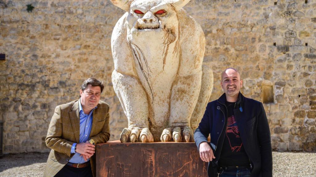 A la izquierda, Pedro Pérez Espinosa (alcalde de Trigueros del Valle) y Juan Villa a la derecha, en el Castillo Encantado
