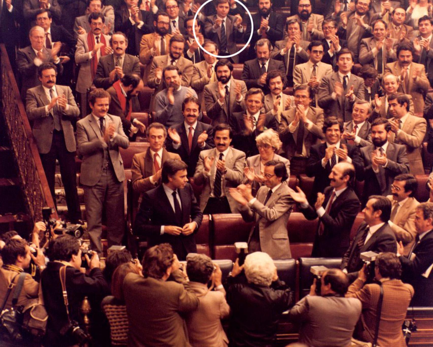 Luis Planas, entre los miembros del Grupo Socialista surgido de las elecciones de octubre de 1982.