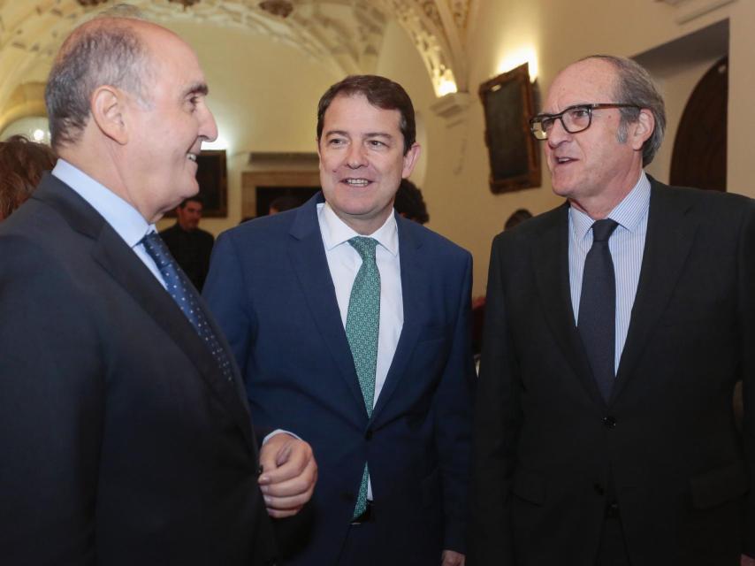 Mañueco con el Procurador del Común de Castilla y León, Tomás Quintana, y con el Defensor del Pueblo de España, Ángel Gabilondo.