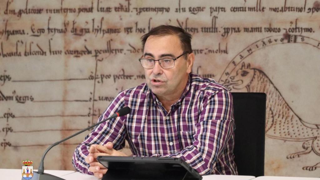 El concejal de Administración Interior, Seguridad Ciudadana, Relaciones Institucionales, Comunicación y Deportes presentando el nuevo proyecto de la ORA