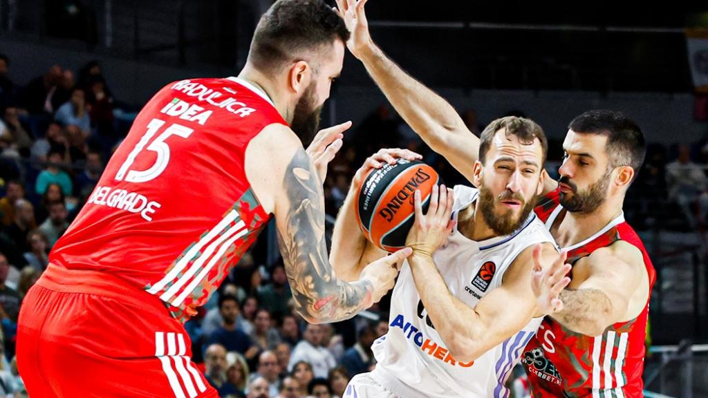 Sergio Rodríguez se lleva un balón.