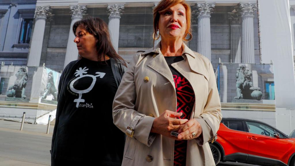 La presidenta de la Plataforma Trans, Mar Cambrollé (derecha) y la presidenta de Euforia, Natalia Aventín.