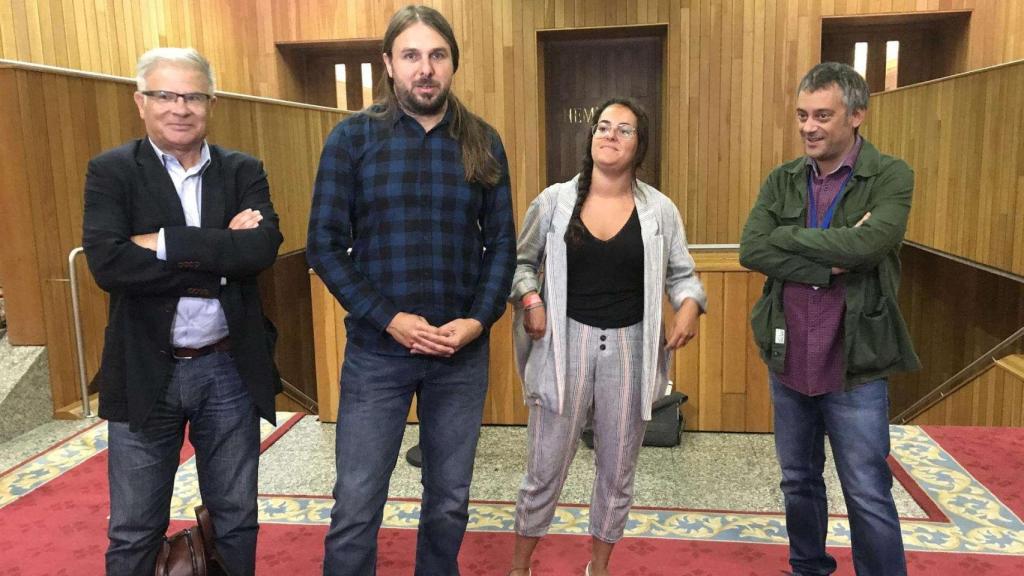 El exdiputado autonómico Xan Xove junto a los también exparlamentarios Manuel Lago y Luca Chao y el exalcalde de A Coruña, Xulio Ferreiro