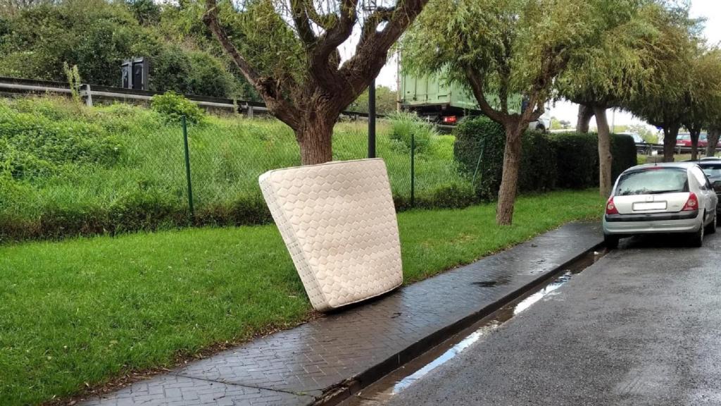 Un colchón abandonado en la vía pública en Cambre.