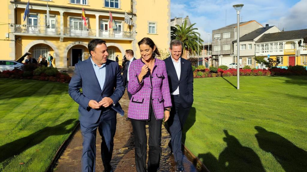 La Ministra de Industria, Comercio y Turismo, Reyes Maroto, vista el Concello das Pontes.