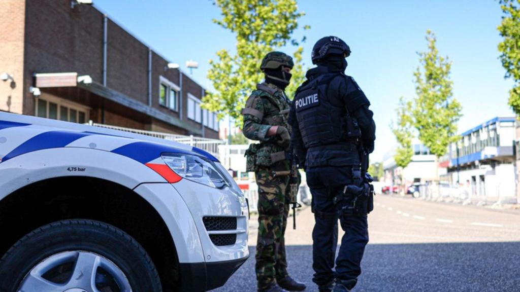 Un policía y un militar holandés en las afueras del Tribunal donde se juzga a la organización de Ridouan Taghi.